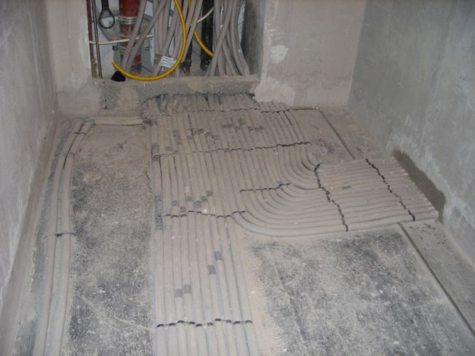 Фото прокладки коммуникаций в полу перед заливкой юетоном