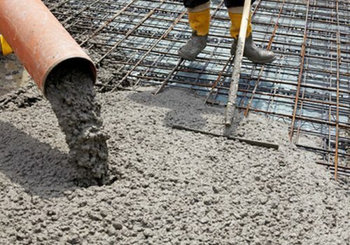 Фото процесса заливки бетона в опалубку